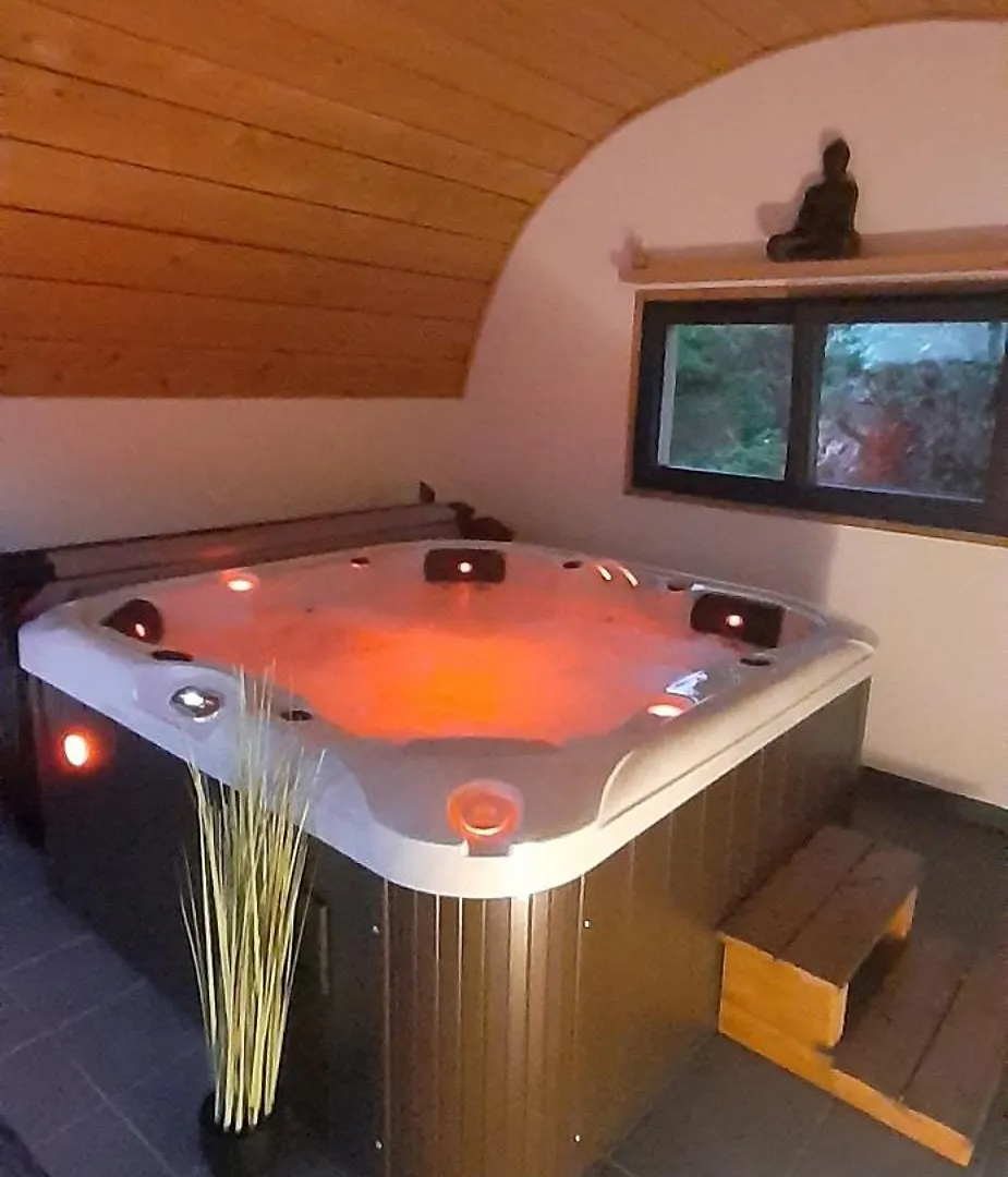 Holiday home Chalets De Pont Cob Avec Spa Gouezec